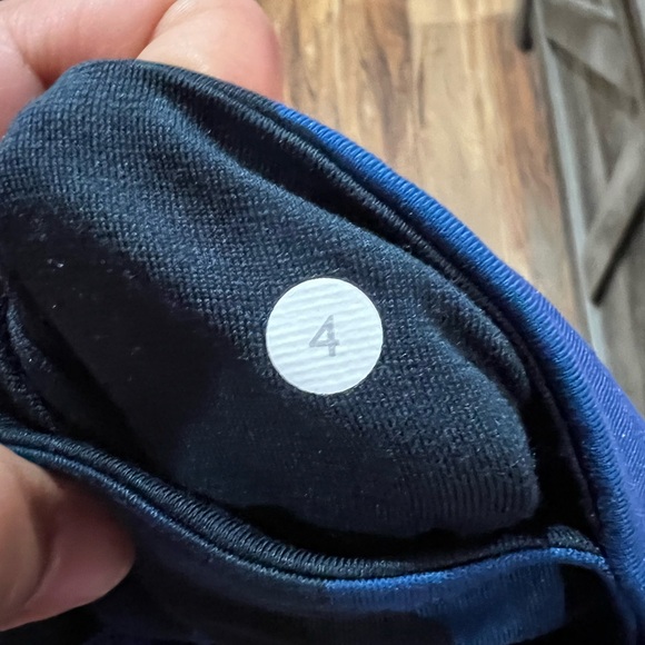 lululemon athletica Blue and Black Floral Patterned Leggings Size 4 Like New - Picture 3 of 3